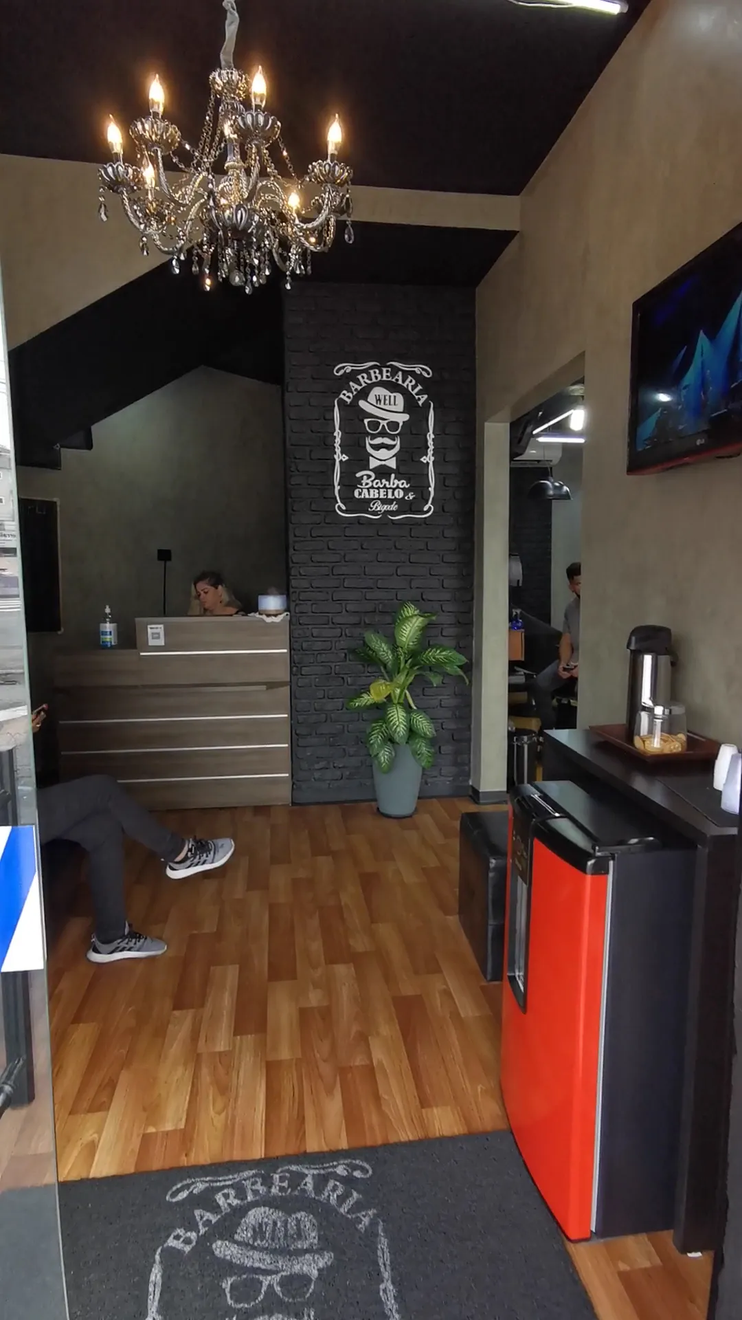 Recepção da barbearia com lustre